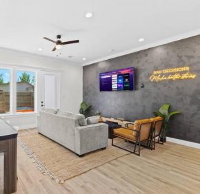 Downtown Luxe Retreat - King Bed, Pool, Pong, Billiards, Grill & FREE Coffee
